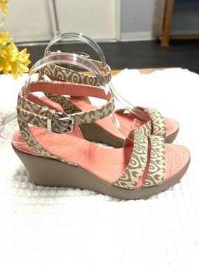 CROCS Leigh II Tan and White Patterned Ankle Wrap Wedge Sandals. Size 9